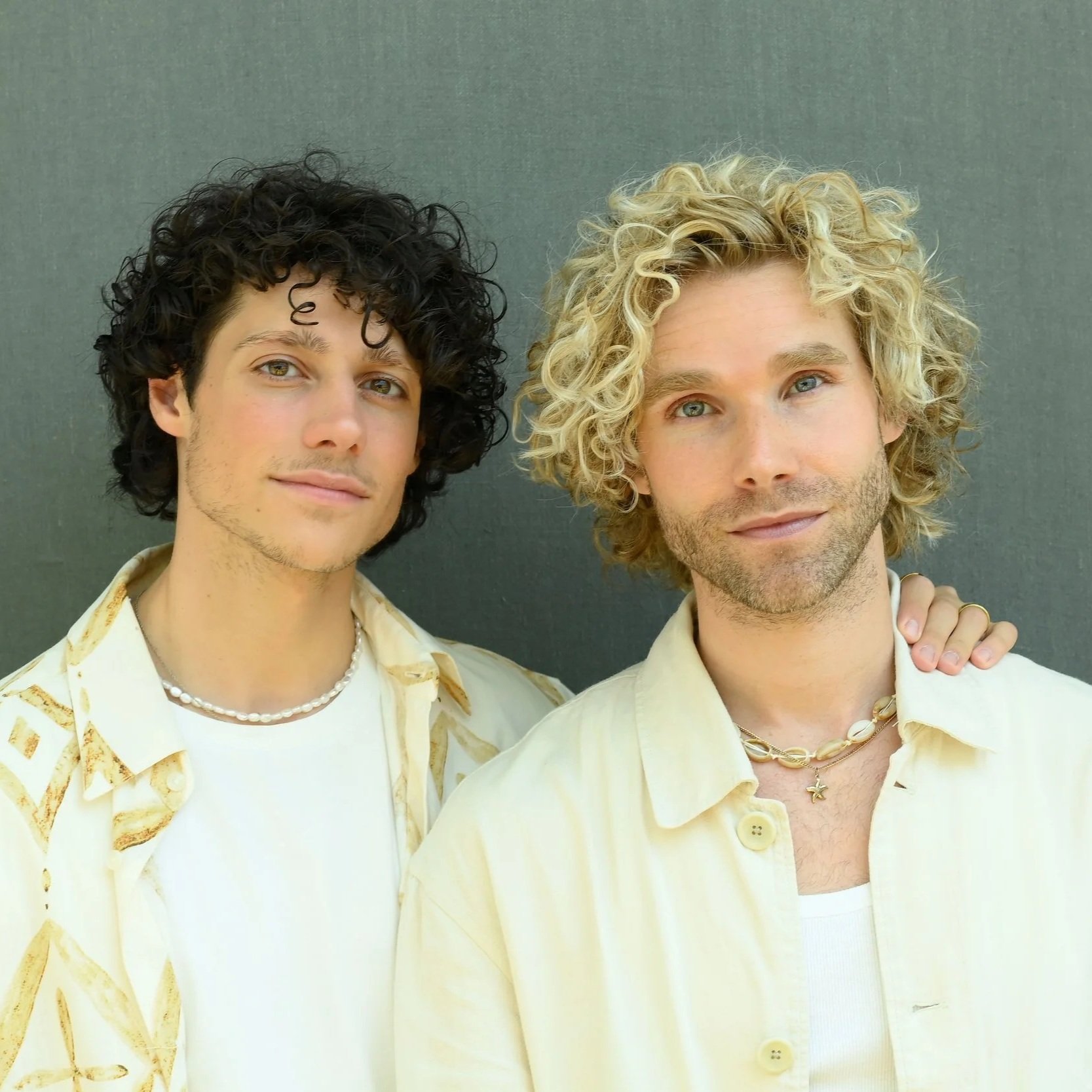 Popschlager mit Herz, Power und Hitgarantie! Mit ihrer Debütsingle „Deinetwegen“ haben Matt & Sem frischen Wind in die Popschlager-Welt gebracht. Das charismatische Duo begeistert mit emotionalem Sound, moderner Produktion und einer mitreißenden Bühnenpräsenz – erstmals waren sie live zu sehen bei Florian Silbereisen – Live aus Kitzbühel in der ARD sowie im ZDF-Fernsehgarten.