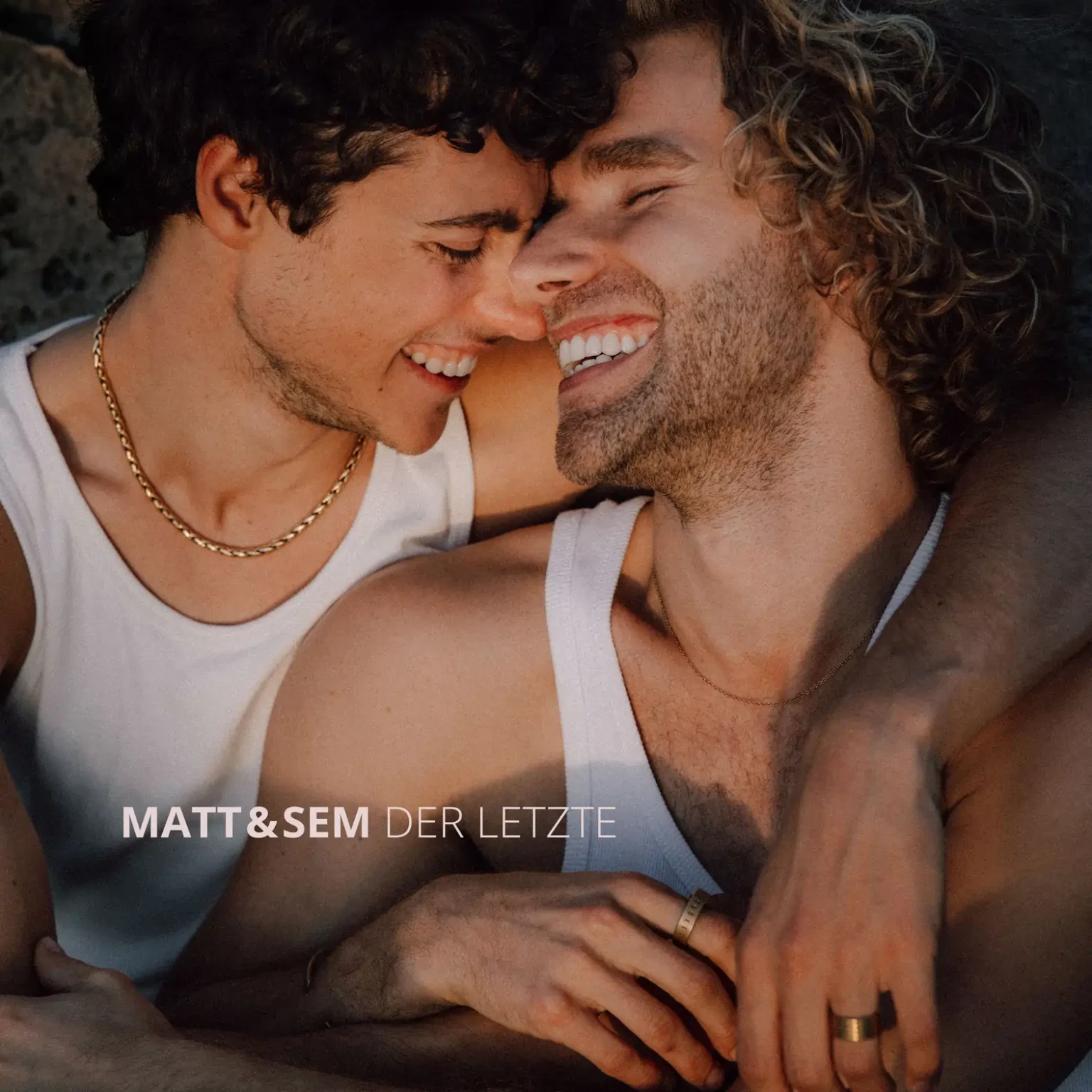 Popschlager mit Herz, Power und Hitgarantie! Mit ihrer Debütsingle „Deinetwegen“ haben Matt & Sem frischen Wind in die Popschlager-Welt gebracht. Das charismatische Duo begeistert mit emotionalem Sound, moderner Produktion und einer mitreißenden Bühnenpräsenz – erstmals waren sie live zu sehen bei Florian Silbereisen – Live aus Kitzbühel in der ARD sowie im ZDF-Fernsehgarten.