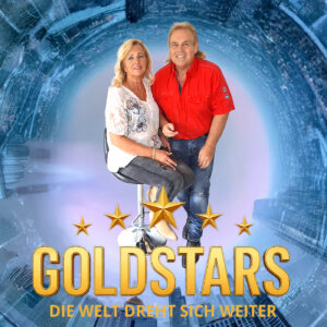 Das neue Alum von den Goldstars "Die Welt dreht sich weiter" „DIE WELT DREHT SICH WEITER“ GOLDSTARS (LC 25187) 01. Die Welt dreht sich weiter 03:07 M: Gerhard Bemsel T: Gerhard Bemsel V: Edition Plus GmbH (ISRC:DEVM52600001) 02. Wir sind wieder da 02:56 M: Gerhard Bemsel T: Gerhard Bemsel V: Edition Plus GmbH (ISRC:DEVM52600015) 03. Hinter der geheimen Tür 03:40 M: Gerhard Bemsel T: Gerhard Bemsel V: Edition Plus GmbH (ISRC:DEVM52600003) 04. Alles geht vorbei 03:02 M: Gerhard Bemsel T: Gerhard Bemsel V: Edition Plus GmbH (ISRC:DEVM52600004) 05. Wir zwei am Strand 02:55 M: Gerhard Bemsel T: Gerhard Bemsel V: Edition Plus GmbH (ISRC:DEVM52600012) 06. Wenn Du gehst 03:09 M: Gerhard Bemsel T: Gerhard Bemsel V: Edition Plus GmbH (ISRC:DEVM52600006) 07. Minuten der Einsamkeit 03:31 M: Gerhard Bemsel T: Gerhard Bemsel V: Edition Plus GmbH (ISRC:DEVM52600007) 08. Und ich träume mich ins Licht 02:49 M: Gerhard Bemsel T: Gerhard Bemsel V: Edition Plus GmbH (ISRC:DEVM52600008) 09. Wir waren so jung 03:50 M: Gerhard Bemsel T: Gerhard Bemsel V: Edition Plus GmbH (ISRC:DEVM52600009) 10. Ein grosser Traum 02:29 M: Gerhard Bemsel T: Gerhard Bemsel V: Edition Plus GmbH (ISRC:DEVM52600010) 11. Hand in Hand 02:28 M: Gerhard Bemsel T: Gerhard Bemsel V: Edition Plus GmbH (ISRC:DEVM52600011) 12. Sternenglanz in deinen Augen 02:20 M: Gerhard Bemsel T: Gerhard Bemsel V: Edition Plus GmbH (ISRC:DEVM52600005) 13. Mein letztes Souvenir 03:04 M: Gerhard Bemsel T: Gerhard Bemsel V: Edition Plus GmbH (ISRC:DEVM52600013) 14. Nimm mich mit zum Horizont 03:01 M: Gerhard Bemsel T: Gerhard Bemsel V: Edition Plus GmbH (ISRC:DEVM52600002) 15. Bis zur Ewigkeit 02:46 M: Gerhard Bemsel T: Gerhard Bemsel V: Edition Plus GmbH (ISRC:DEVM52600014)